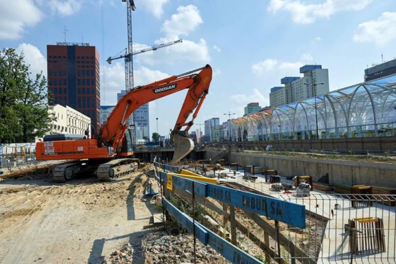 Hi PIOTRKOWSKA 155 wychodzi z ziemi. Hotel i mały biurowiec mają już parter.